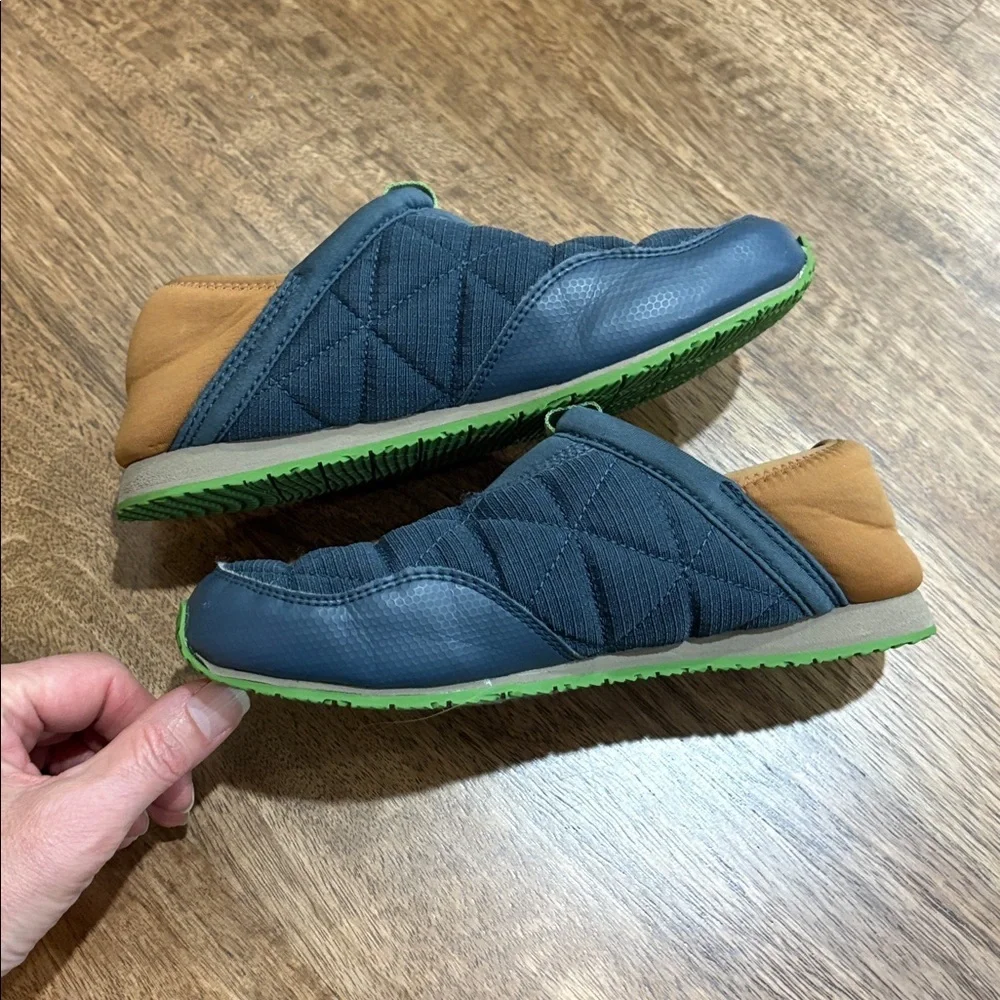 TEVA Kids Quilted Moccasin Clog Slippers Blue Green Casual Big Kid Shoes Size 6?